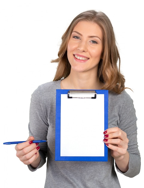 Mujer joven con pluma y cuaderno de notas