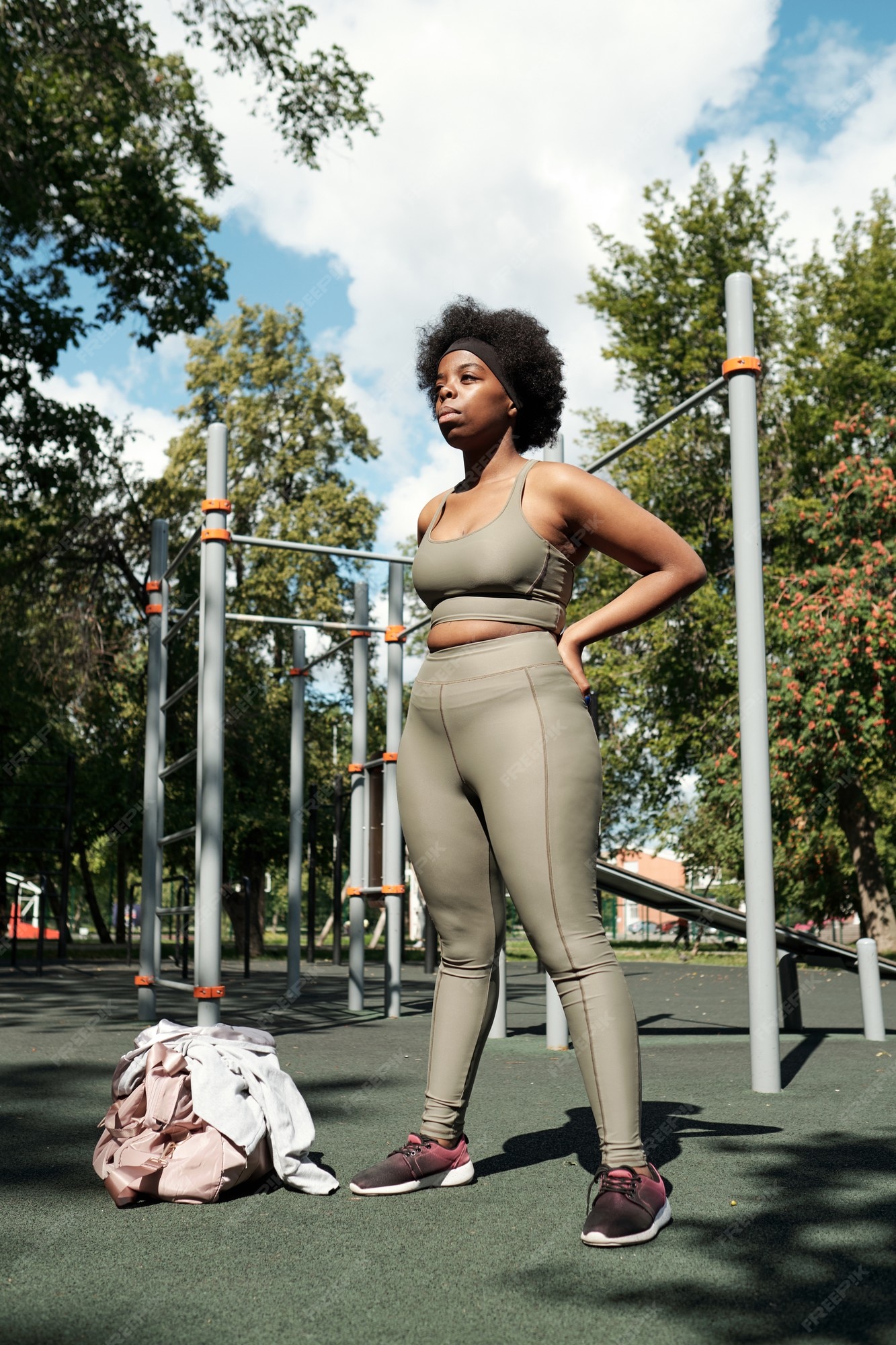 Mujer size en ropa deportiva de pie el campo de deportes por la mañana | Foto Premium