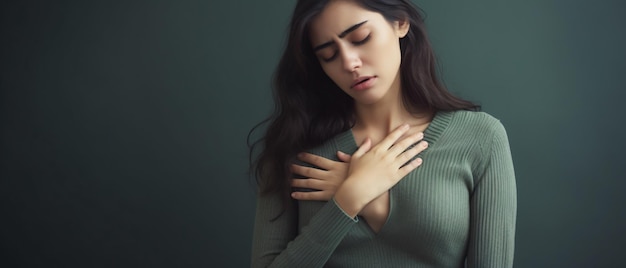 Foto mujer joven poniendo su mano en su pecho teniendo