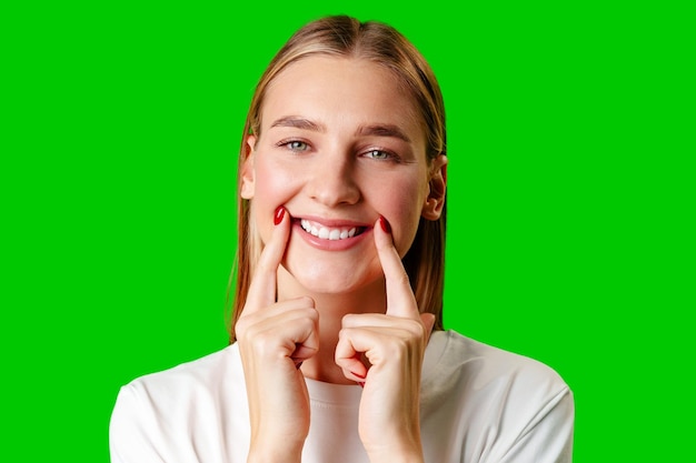 Mujer joven posa para una foto contra un fondo verde