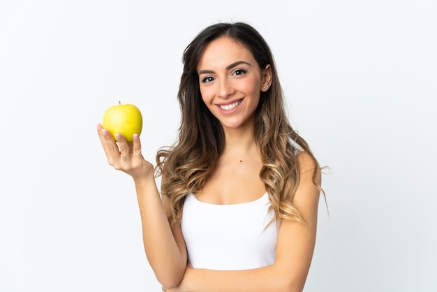 Mujer joven posando aislada contra la pared en blanco