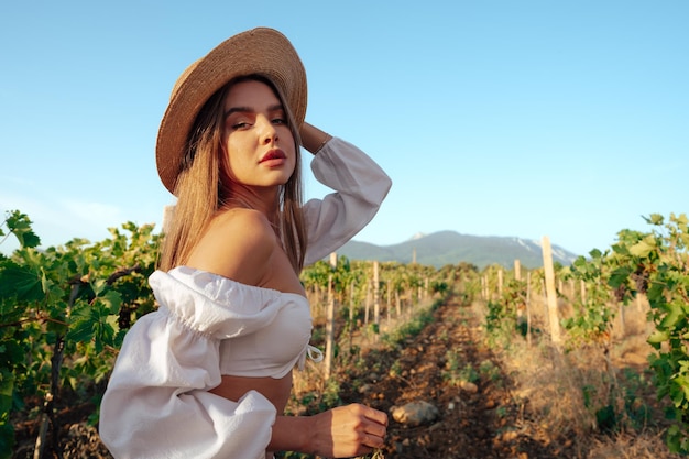 Mujer joven posando en los campos de uva