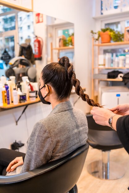 Una mujer joven posando en el estudio de maquillaje