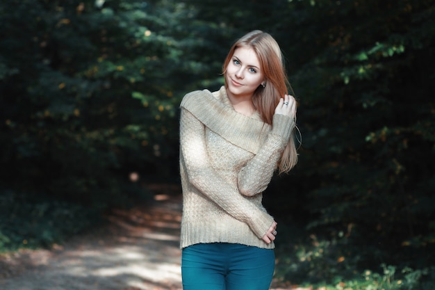 mujer joven posando en la naturaleza