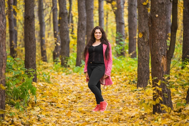 Mujer joven posando en el parque en otoño