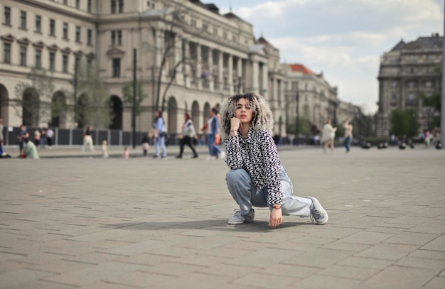 mujer joven posando en una plaza