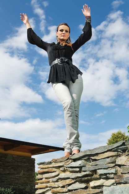 Foto mujer joven posando en ropa de moda al aire libre