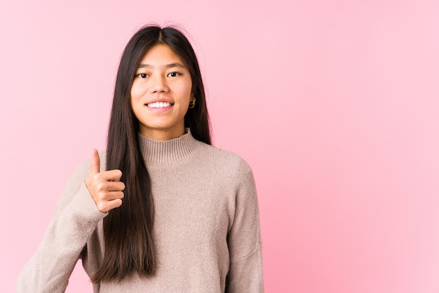 Mujer joven posando sonriendo y levantando el pulgar hacia arriba