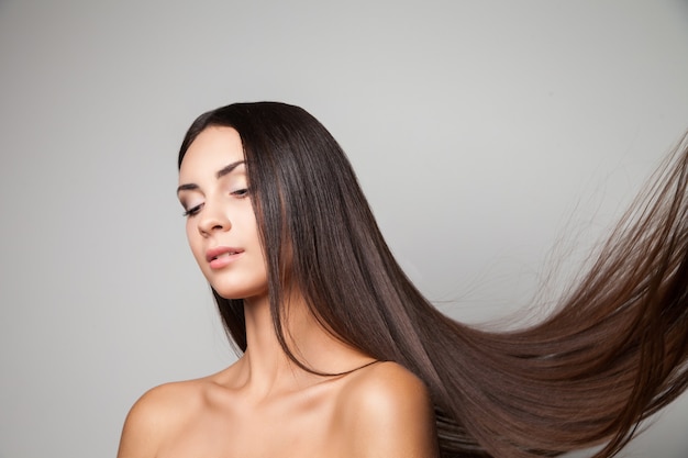 Mujer joven posando con su hermoso cabello largo volador.