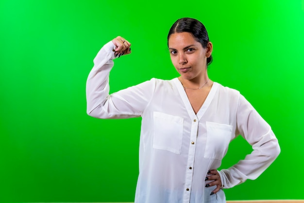 mujer joven, posar, brazo fuerte, plano de fondo