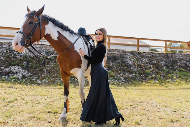 Mujer joven, posar, con, un, caballo