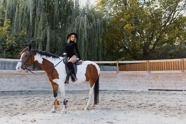 Mujer joven, posar, con, un, caballo