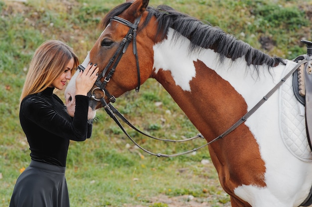 Mujer joven, posar, con, un, caballo