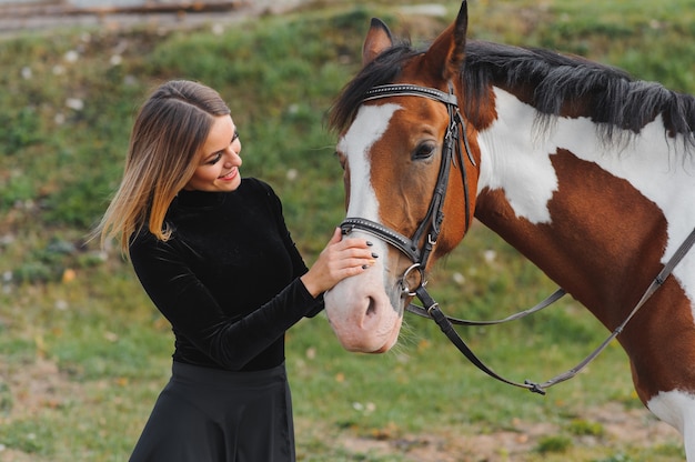 Mujer joven, posar, con, un, caballo