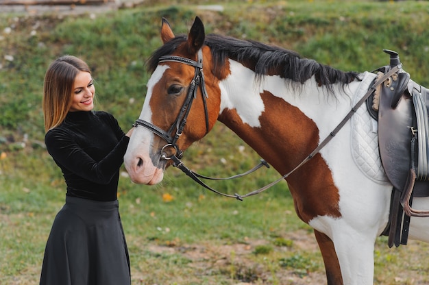 Mujer joven, posar, con, un, caballo