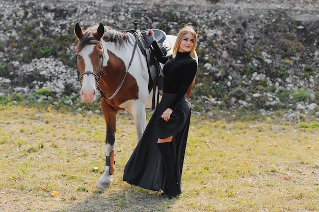 Mujer joven, posar, con, un, caballo