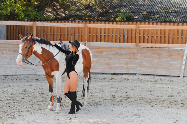 Mujer joven, posar, con, un, caballo