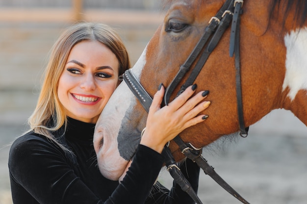 Mujer joven, posar, con, un, caballo