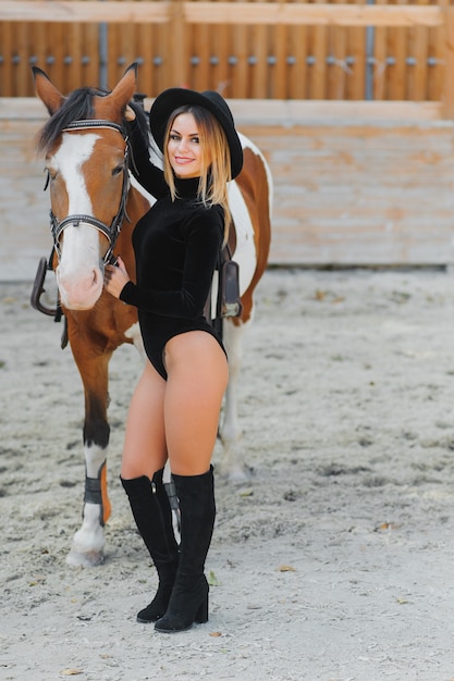 Mujer joven, posar, con, un, caballo