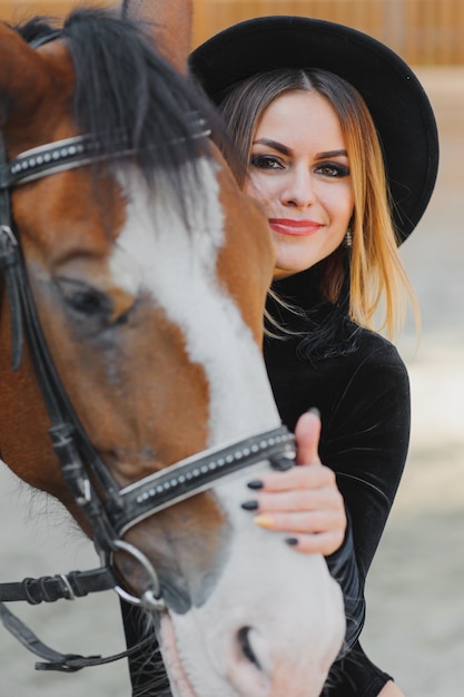 Mujer joven, posar, con, un, caballo