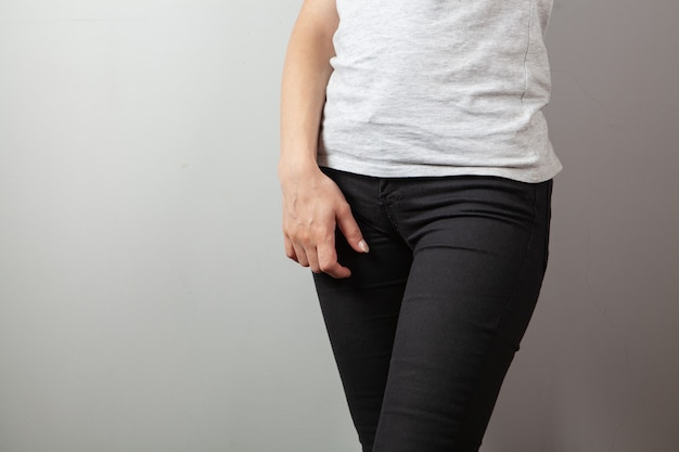 Mujer joven, posar, en, jeans