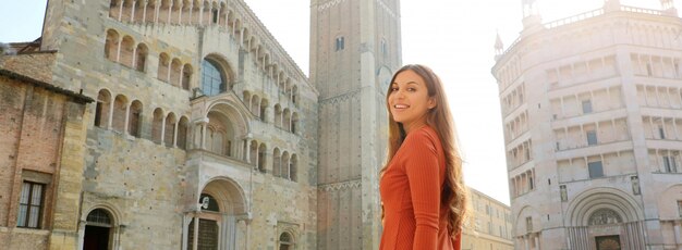 Mujer joven, posar, en, piazza duomo