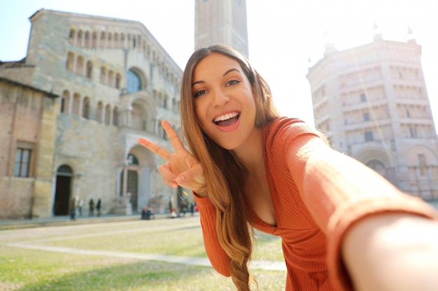 Mujer joven, posar, en, piazza duomo