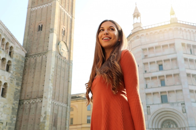 Mujer joven, posar, en, piazza duomo