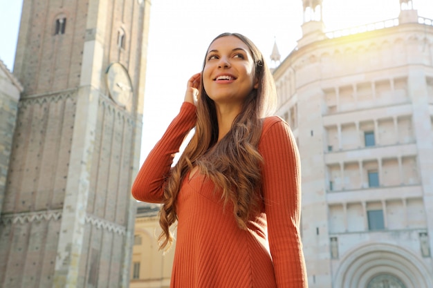 Mujer joven, posar, en, piazza duomo