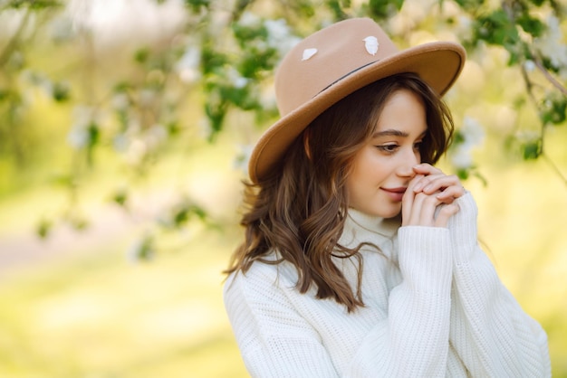 mujer joven, posar, en, primavera, flor, flores, en, floreciente, jardín, belleza femenina, moda