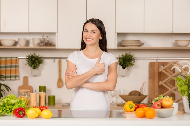 Mujer joven, posición, en la cocina