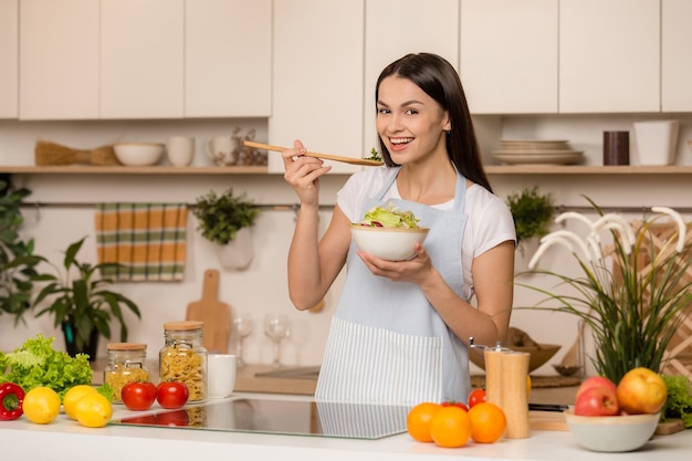 Mujer joven, posición, en la cocina