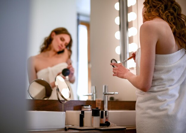 mujer joven, posición, en, cuarto de baño, con, teléfono