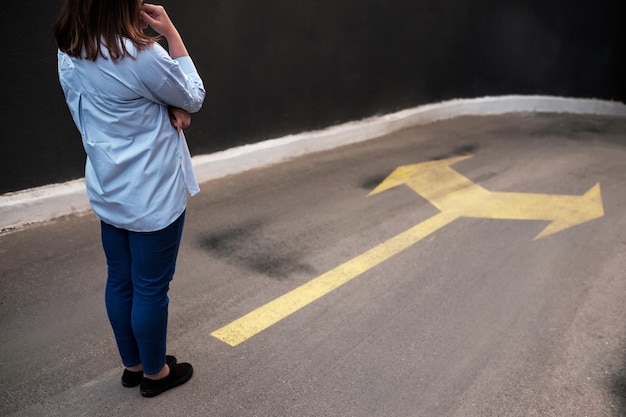 mujer joven, posición, delante de, dos, caminos