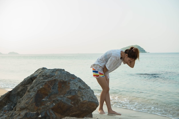 Mujer joven, posición, feliz, en la playa