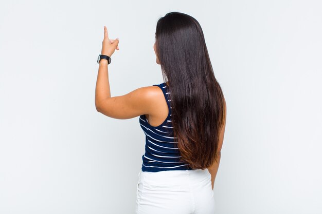 Foto mujer joven, posición, orgulloso