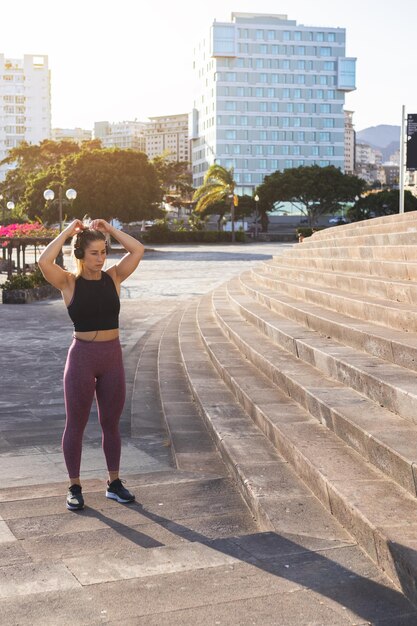 mujer joven, posición, con, ponytail