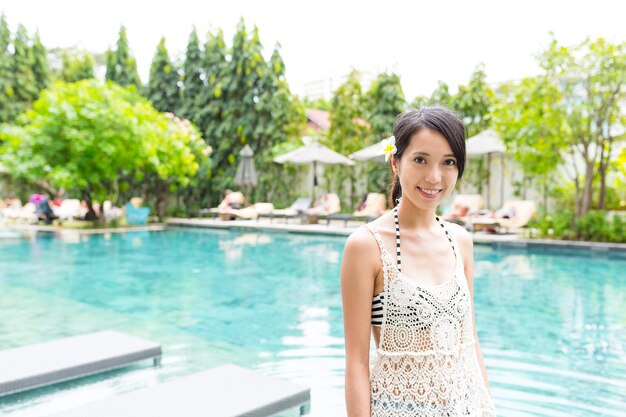 mujer joven, posición, en, poolside