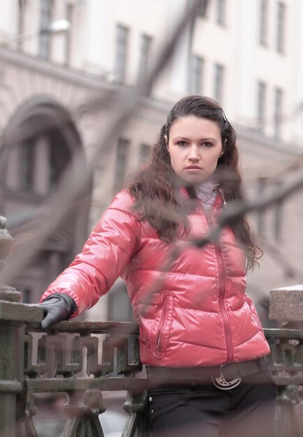 mujer joven, posición, en, un, puente, en la ciudad