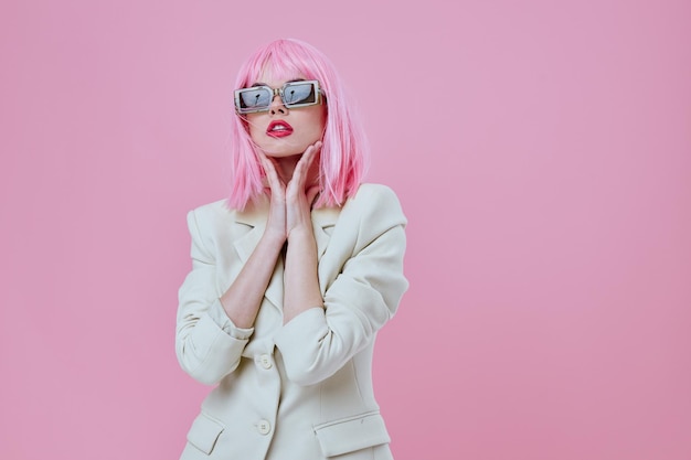 Mujer joven positiva en blazer blanco cabello rosa glamour cosméticos fondo rosa sin alterar foto de alta calidad