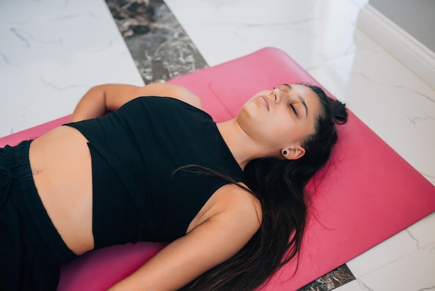 Mujer joven practicando en un estudio de yoga