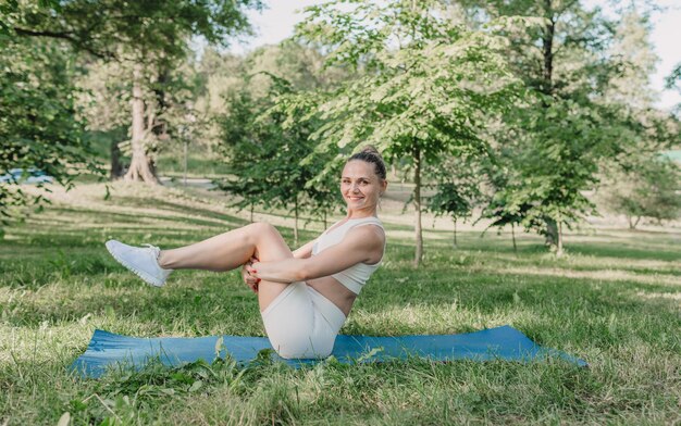 Una mujer joven practicando yoga al aire libre