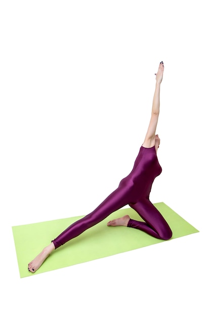 Mujer joven practicando yoga en el estudio