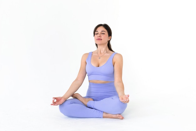 Mujer joven practicando yoga fondo blanco estilo de vida saludable y concepto de bienestar