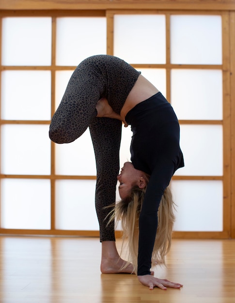 Foto mujer joven practicando yoga en una habitación de estilo japonés