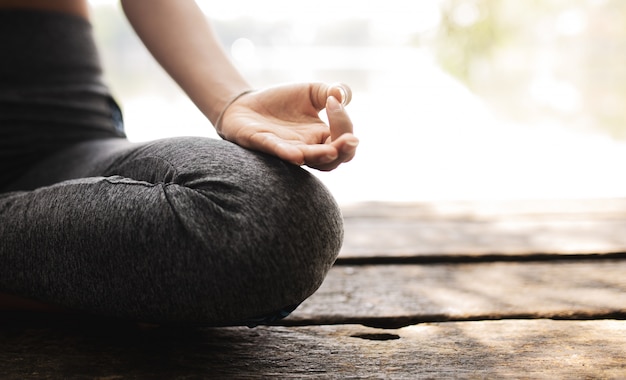 Mujer joven practicando yoga en la naturaleza felicidad femenina.