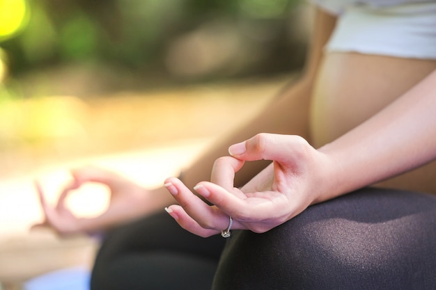 Foto mujer joven practicando yoga en verde