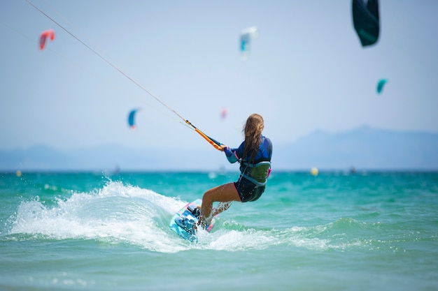 Foto mujer joven, practicar, kitesurf