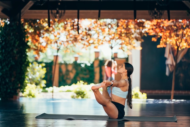 mujer joven, practicar, yoga, realiza, un, ejercicio