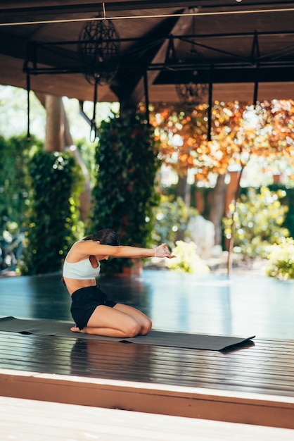 Foto mujer joven, practicar, yoga, realiza, un, ejercicio